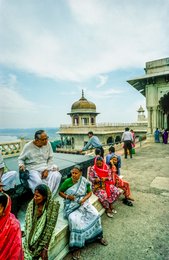 Agra;-Architecture;-Brume;-Dôme;-Femmes;-Fleuve;-Fort-dAgra;-Inde;-Kaleidos;-Kaleidos-images;-La-parole-à-limage;-Lal-Qila;-Marbre;-Moghols;-Patrimoine-de-lHumanité;-Saris;-Stories-Pictures;-Tarek-Charara;-Terrasse;-UNESCO;-Uttar-Pradesh;-Visiteurs;-Yamuna